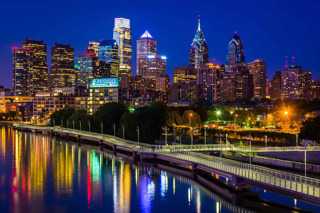 Lo skyline di Philadelphia e il fiume Schuylkill di notte, visto dal South Street Bridge di Philadelphia, Pennsylvania.