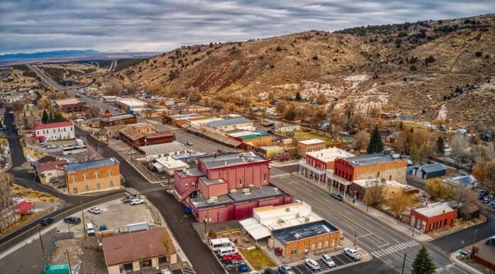 Vista aerea della piccola città di Eureka, Nevada, sull'autostrada 50