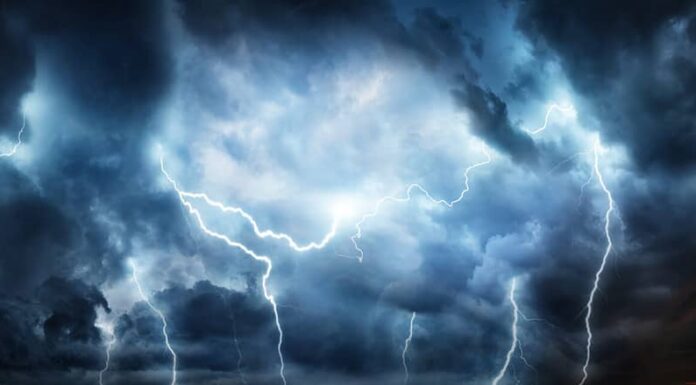 Lampo temporale lampeggia nel cielo notturno.  Concetto su tema meteo, cataclismi (uragano, tifone, tornado, tempesta)