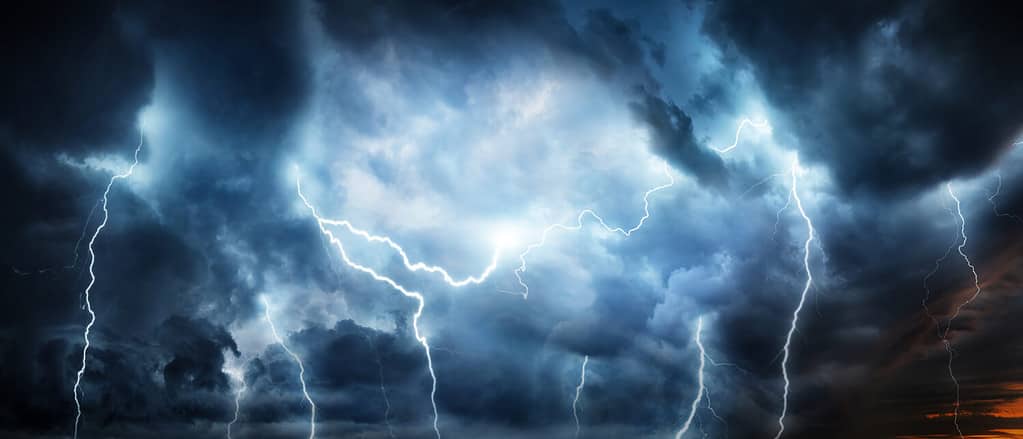 Il temporale lampo lampeggia nel cielo notturno.  Concetto sul tema meteo, cataclismi (uragano, tifone, tornado, tempesta)