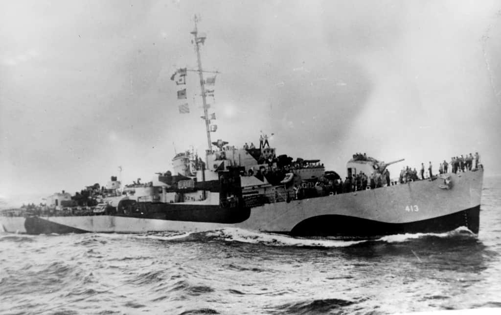 Il cacciatorpediniere della Marina degli Stati Uniti scorta la USS Samuel B. Roberts (DE-413) in corso nell'ottobre 1944, una o due settimane prima di essere persa nella battaglia al largo di Samar il 25 ottobre 1944. È dipinta in Camouflage Misura 32, Design 22D.  La foto è stata scattata dalla USS Walter C. Wann (DE-412).