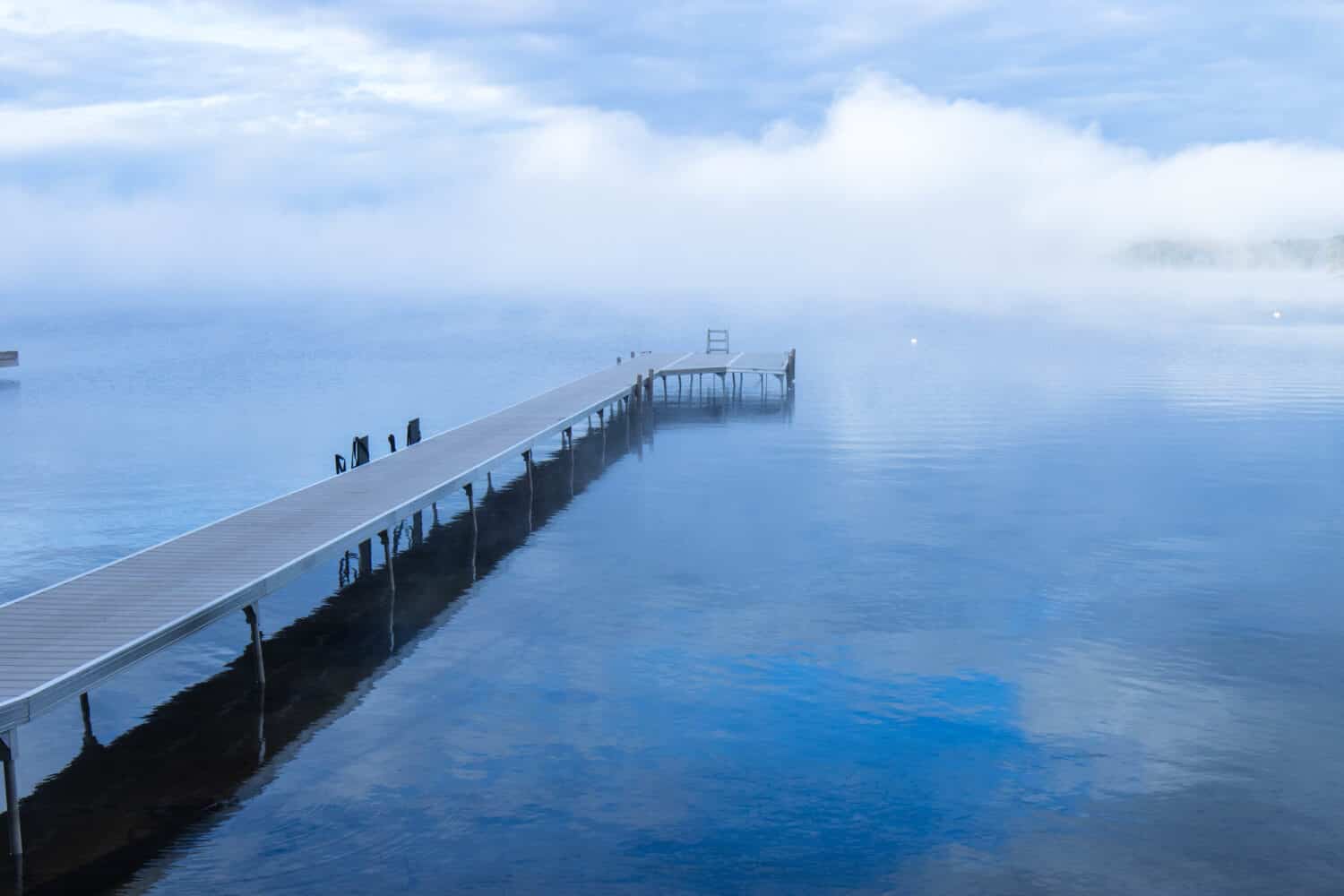 Un primo piano di un molo sul lago Muskoka in Ontario, Canada