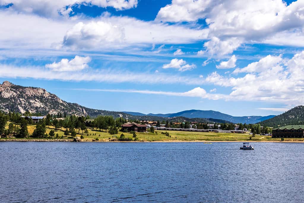 Una foto panoramica del Grand Lake. 