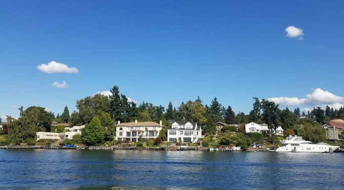 Una foto del lago Washington e delle case sulla riva. 