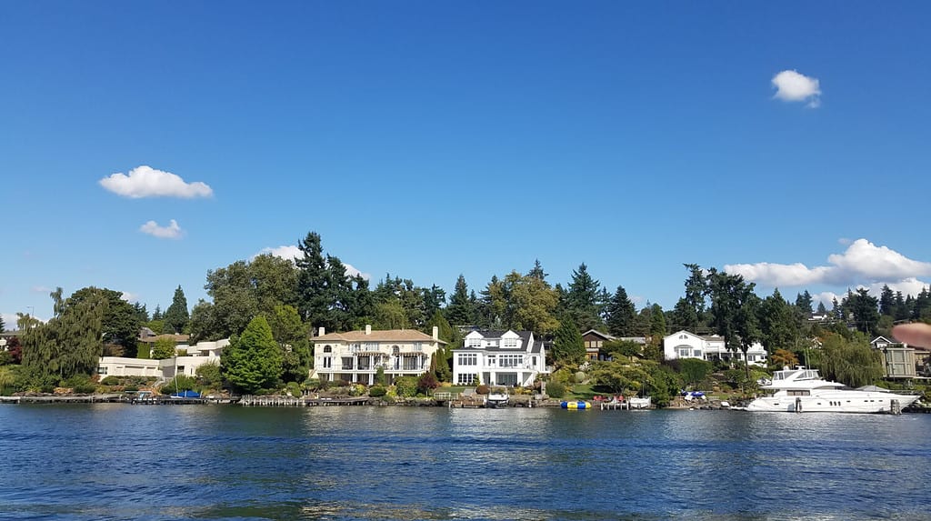 Case lungo il fiume e vista panoramica del lago Washington nel settembre 2019.