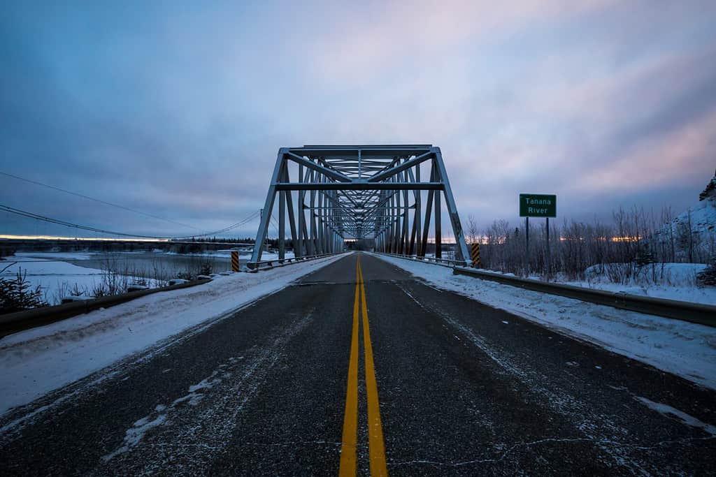 Ponte sul fiume Tanana nel crepuscolo invernale.  Zona di giunzione del delta, Alaska