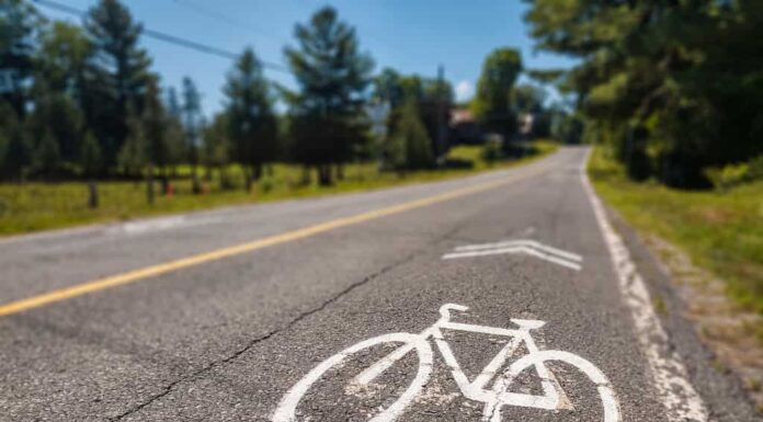 Segno della pista ciclabile sul marciapiede nella campagna del Quebec, Canada