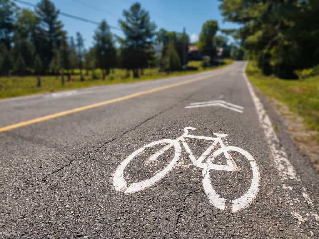 Segno della pista ciclabile sul marciapiede nella campagna del Quebec, Canada