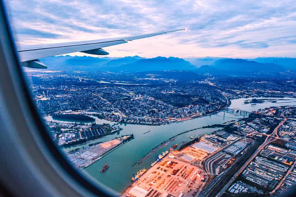 Vista dalla finestra dell'aereo sui campi nell'ala con vista dall'alto di Vancouver, Canada.  Aeroporto Internazionale di Vancouver, Columbia Britannica.