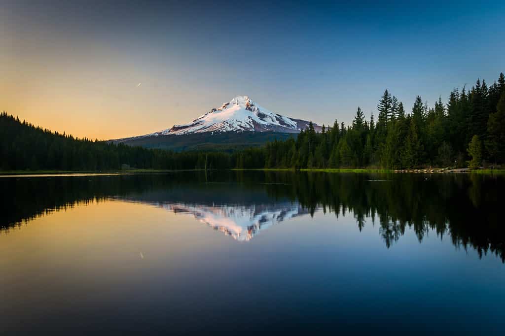 Mount Hood riflettendo nel lago Trillium al tramonto, nella foresta nazionale di Mount Hood, Oregon.