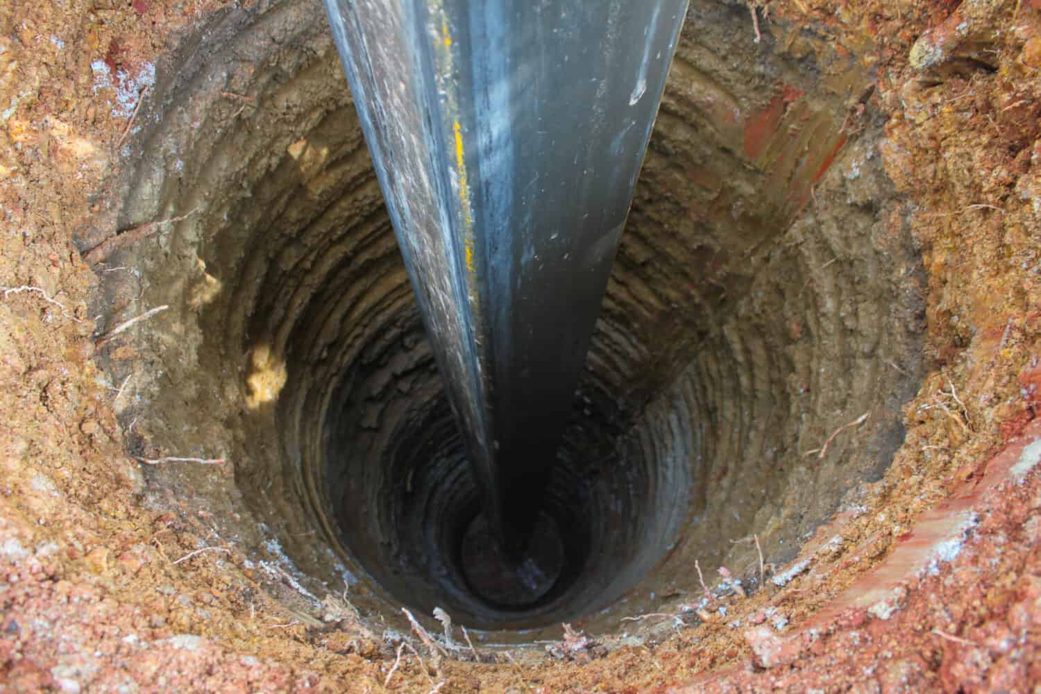 Perforazione di pozzi d'acqua, scavare un pozzo per l'acqua, all'interno del pozzo, perforatrice per pozzi d'acqua sotterranei, pozzi
