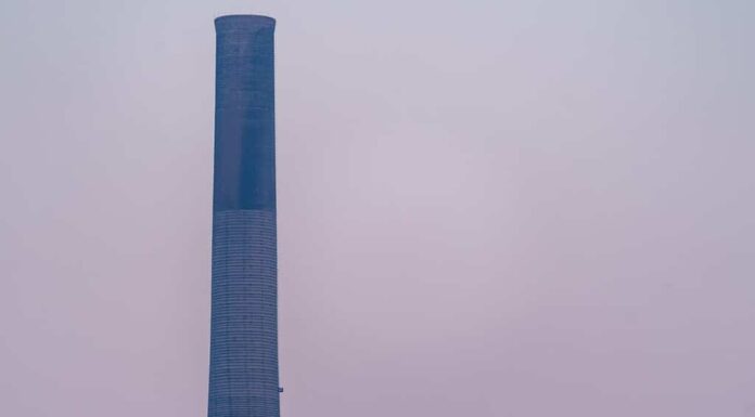 Anaconda Smelter Stack nel Montana è l'edificio in muratura più alto del mondo, ripreso in una notte nebbiosa al tramonto