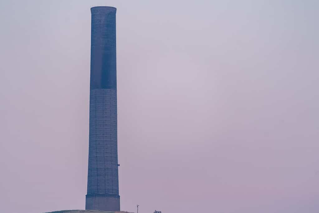 Anaconda Smelter Stack nel Montana è l'edificio in muratura più alto del mondo, ripreso in una notte nebbiosa al tramonto