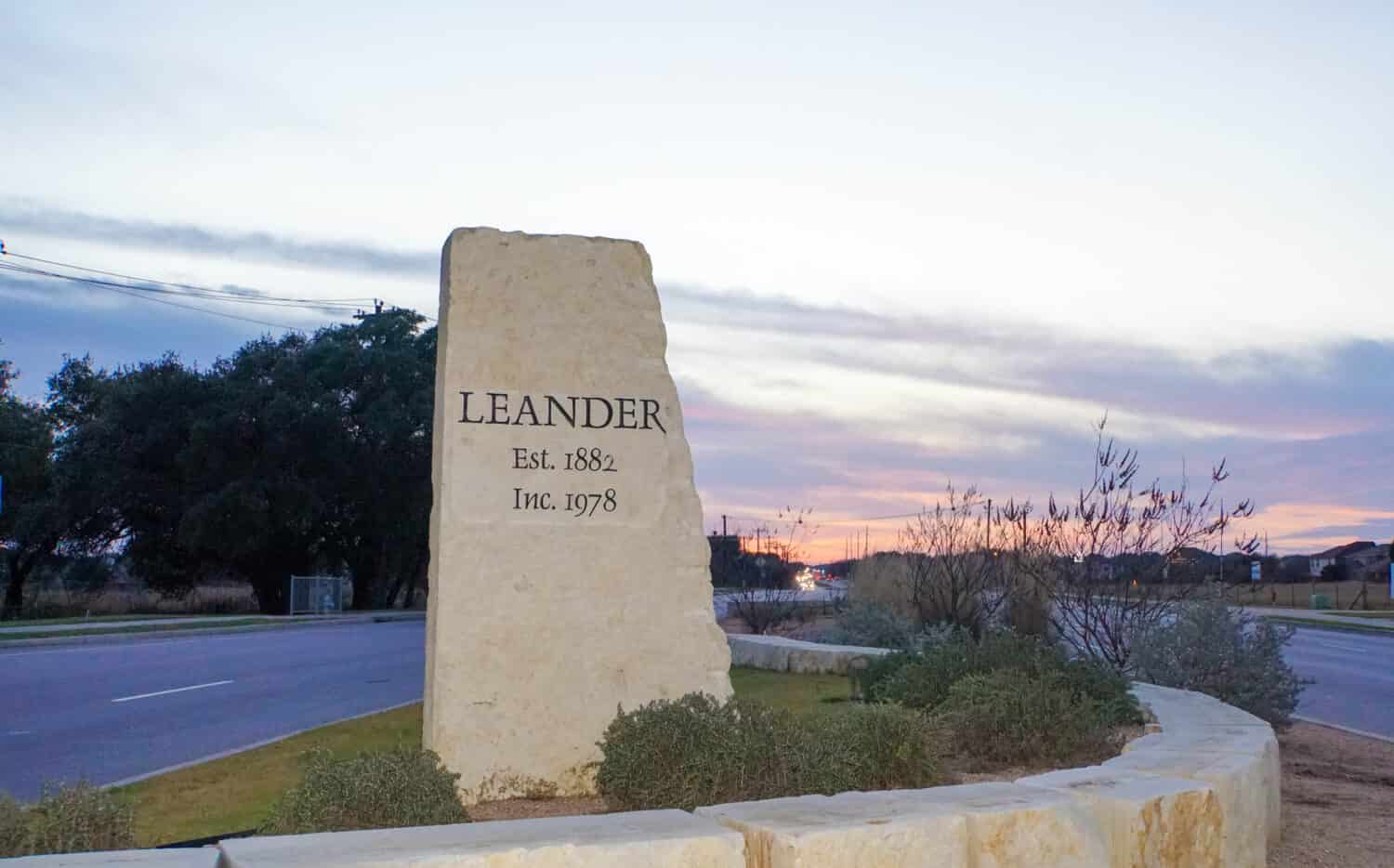 Splendidi tramonti sono apprezzati dalla piccola comunità cittadina di Leander, in Texas.  La gemma del paese collinare è appena fuori Austin. 