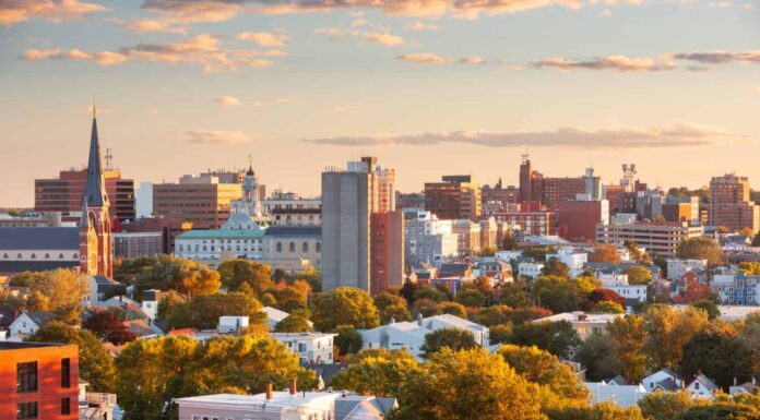 Orizzonte del centro della città di Portland, Maine, Stati Uniti d'America al crepuscolo.