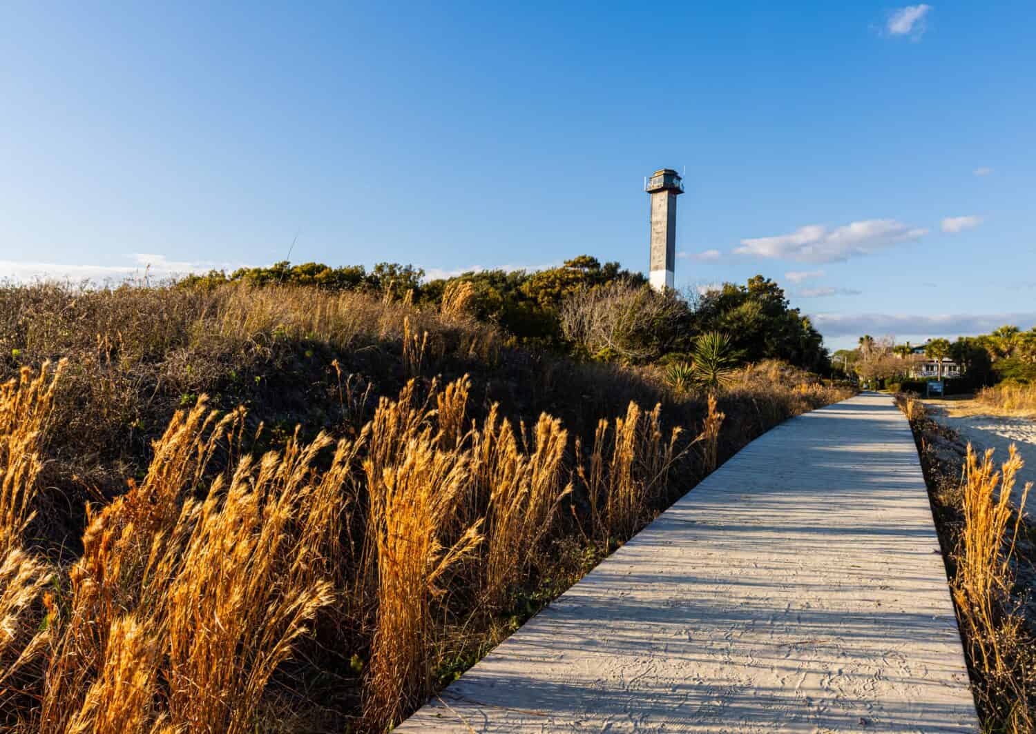 Le dune di sabbia della stazione 18 Beach e Sullivan's Island Lighthouse, Sullivan's Island, South Carolina, STATI UNITI D'AMERICA