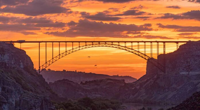 Due base jumper dal Perrine Bridge a Twin Falls Idaho