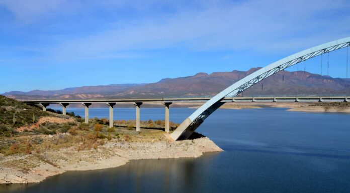 Roosevelt Bridge e il lago Roosevelt nel sud-est dell'Arizona