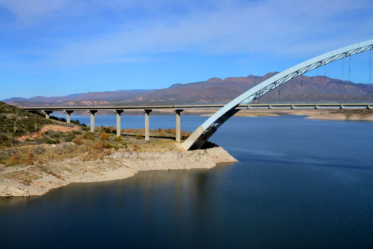 Roosevelt Bridge e il lago Roosevelt nel sud-est dell'Arizona