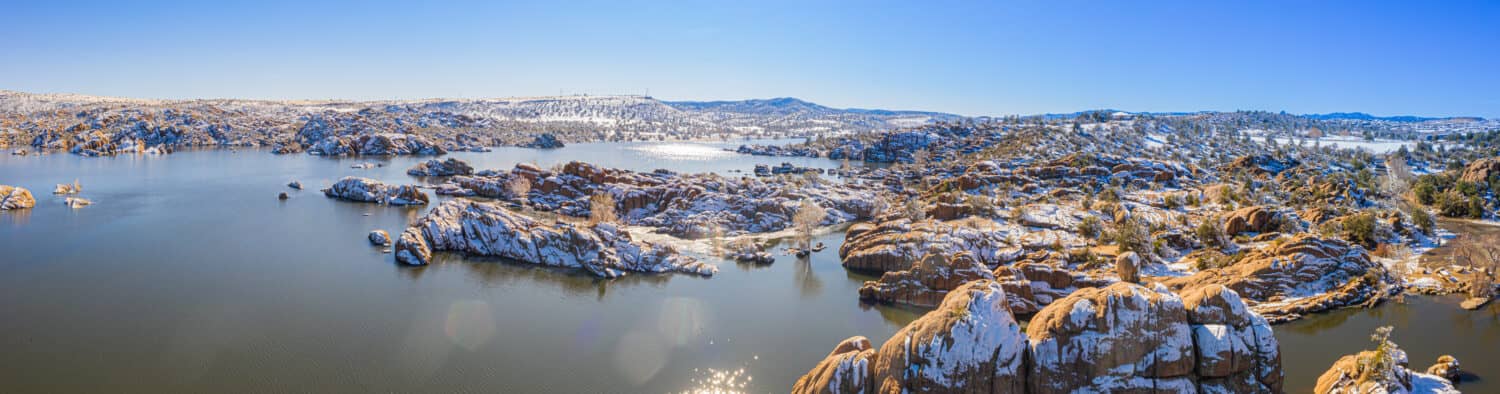 Un'immagine invernale panoramica del lago Watson a Prescott in Arizona con i Granite Dells scattata da un drone.