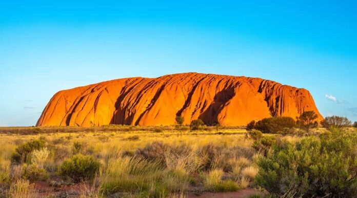 Uluru (Ayers Rock), l'iconica roccia di arenaria nel centro dell'Australia, Territorio del Nord, l'Australia