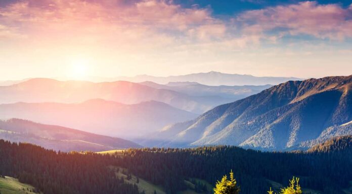 Panorama maestoso di montagne verdi con travi soleggiate.  Scena drammatica.  Parco Nazionale, Carpazi, Ucraina, Europa.  Mondo della bellezza.