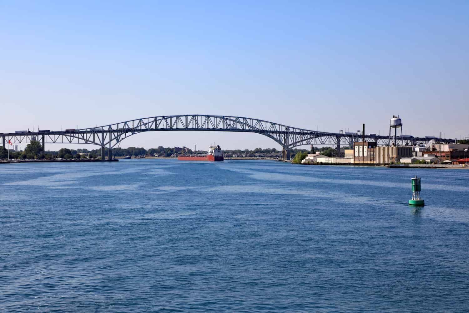 Il Blue Water Bridge collega Port Huron nel Michigan, USA con Port Edward in Canada, un ponte internazionale a due campate sul fiume St. Clair.