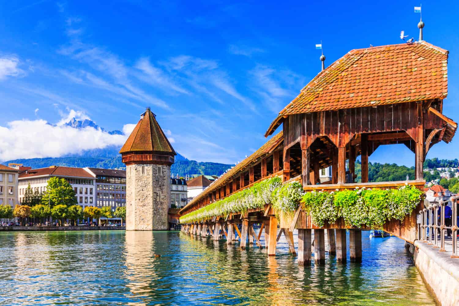 Lucerna, Svizzera.  Centro storico della città con il famoso Ponte della Cappella e il Monte Pilatus sullo sfondo.  (Vierwaldstättersee),