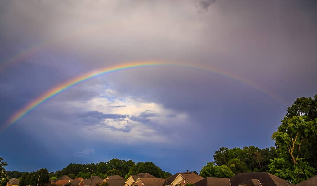 Double Rainbow Over Residential Area: Double Rainbow su un'area residenziale dopo una leggera pioggia a Montgomery, Alabama.