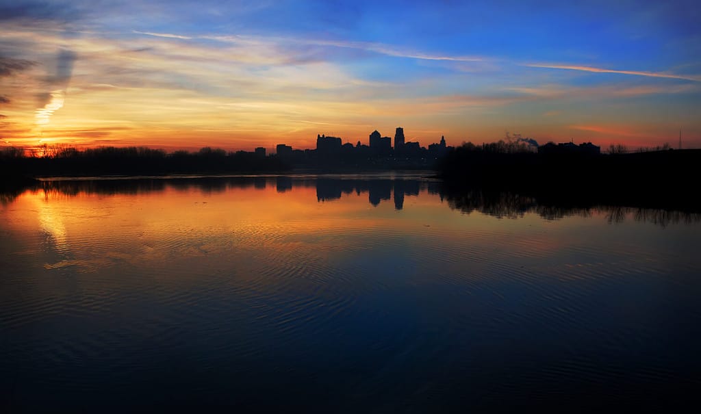 Una vista panoramica proiettata sullo skyline di Kansas City, che si trova nella zona delle Grandi Pianure negli Stati Uniti.