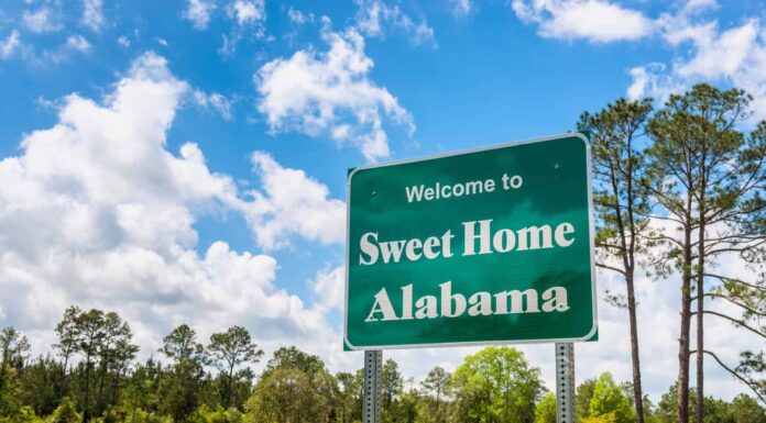 Benvenuti al cartello stradale Sweet Home Alabama lungo l'Interstate 10 a Robertsdale, Alabama USA, vicino al confine di stato con la Florida