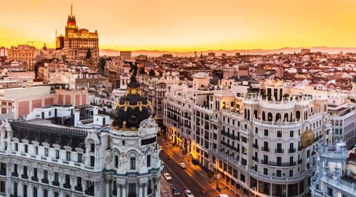 Panoramica vista aerea della Gran Via, la principale via dello shopping di Madrid, capitale della Spagna, Europa.