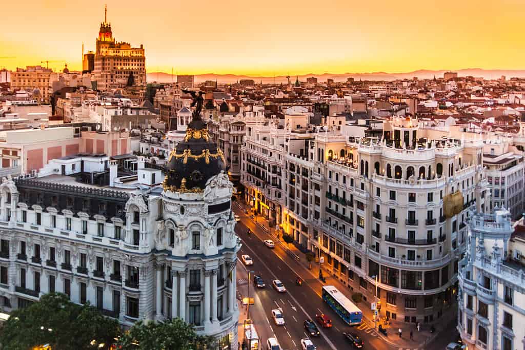 Panoramica vista aerea della Gran Via, la principale via dello shopping di Madrid, capitale della Spagna, Europa.