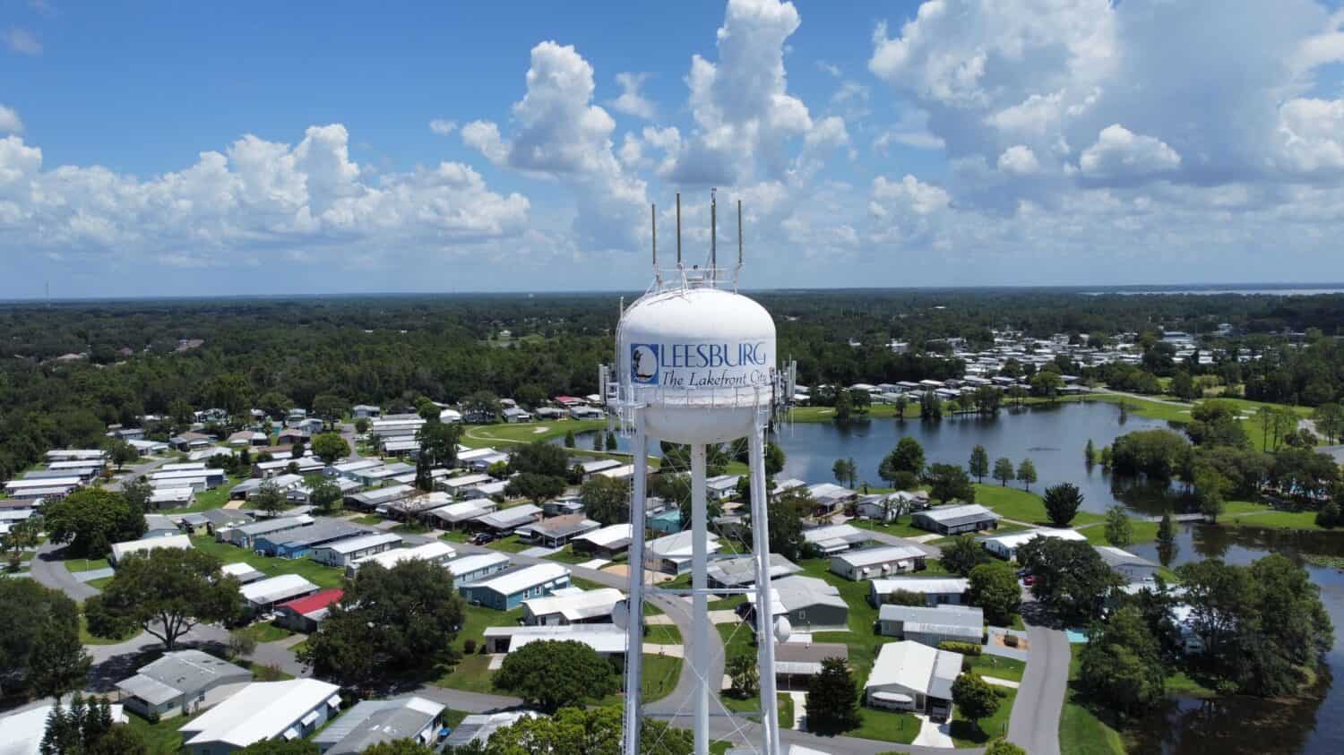 LEESBURG, USA - 23 luglio 2022: Una ripresa aerea della torre dell'acqua a Leesburg, Florida sotto le nuvole.  Uno dei luoghi meno soggetti a uragani in Florida 