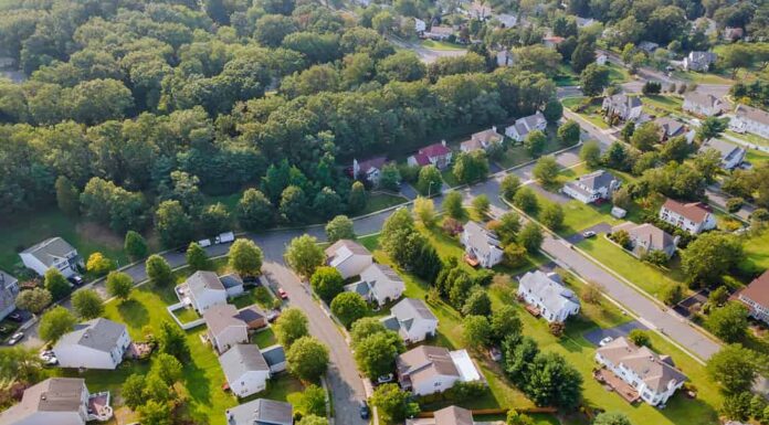 Scenico paesaggio stagionale dall'alto vista aerea di una piccola città nella campagna Cleveland Ohio USA