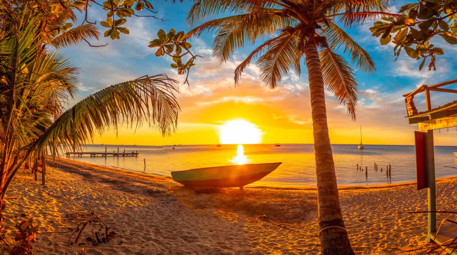 Panoramica al tramonto della spiaggia di West End, Roatan Island.  Honduras