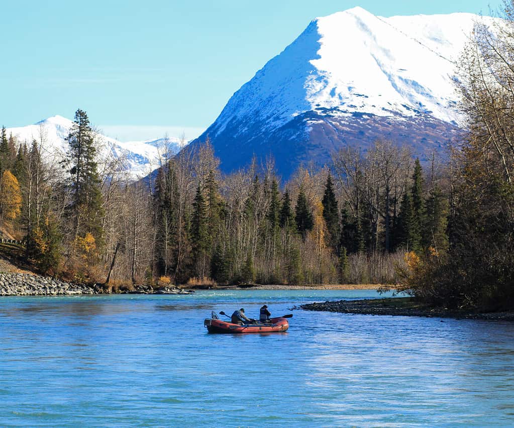 Kenai River in Cooper Landing Alaska peschereccio in autunno