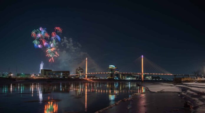 Capodanno a Omaha, Nebraska al Bob Kerrey Pedestrian Bridge