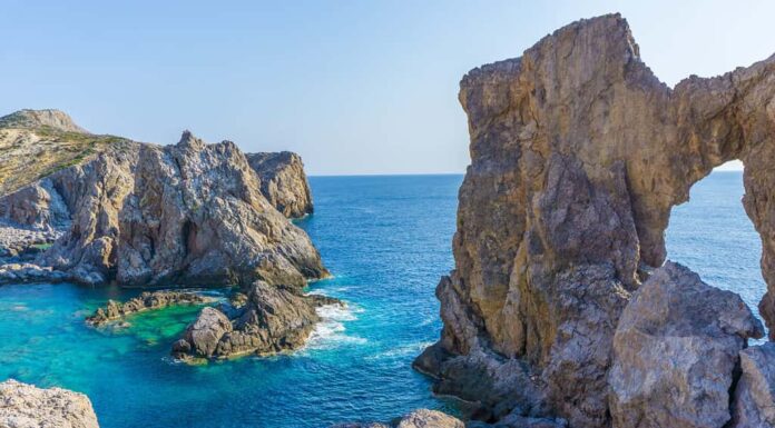 Kamarela una selvaggia spiaggia rocciosa con bellissime rocce complesse e acque turchesi nell'isola di Antikythera in Grecia