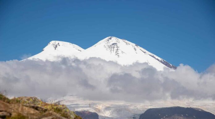 Vista del Monte Elbrus dal Monte Cheget.  Caucaso, Federazione Russa