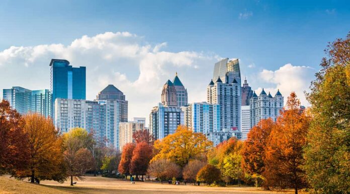 Atlanta, Georgia, Stati Uniti d'America skyline di Midtown da Piedmont Park in autunno.