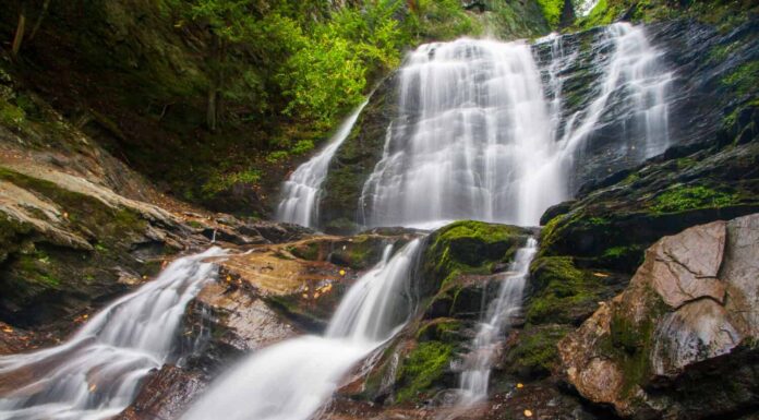 Maestose cascate di Moss Glen vicino a Stowe, Vermont USA
