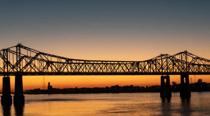 Tramonto sul fiume Mississippi a Natchez, Mississippi con il Natchez Vidalia Bridge.