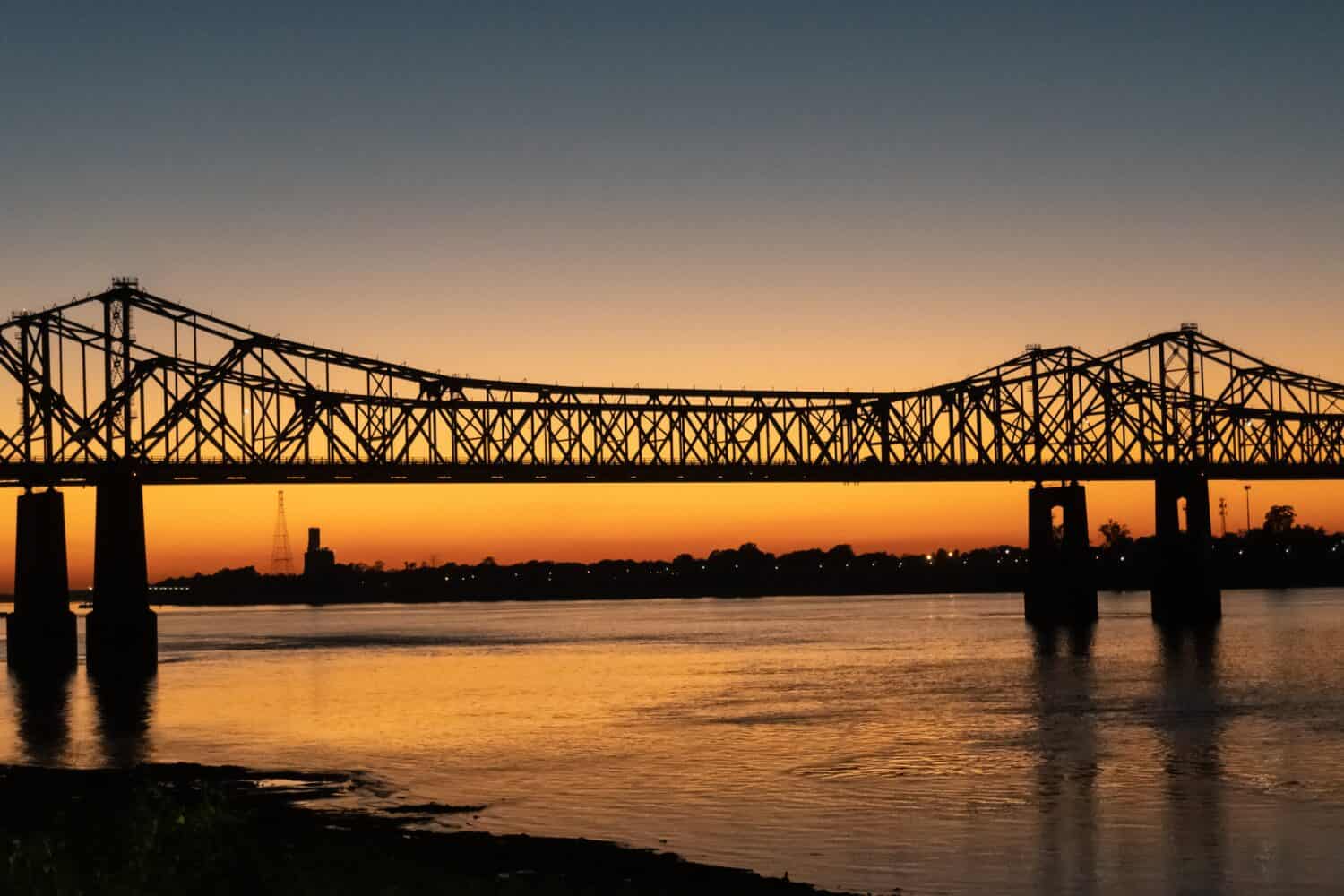 Tramonto sul fiume Mississippi a Natchez, Mississippi con il Natchez Vidalia Bridge.