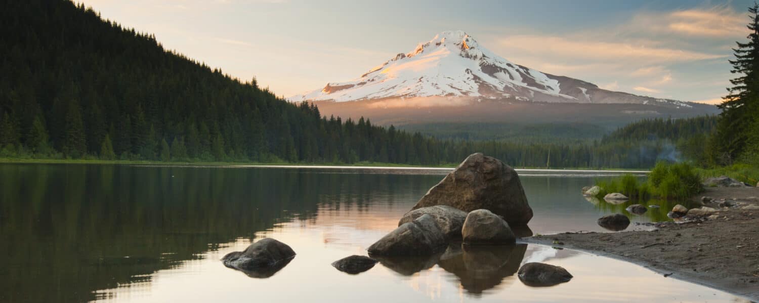La montagna del vulcano Mt. Hood, in Oregon, USA.  Al tramonto con riflesso sull'acqua del lago Trillium.