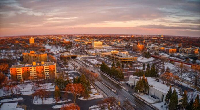 Vista aerea del centro di Moorhead, Minnesota al crepuscolo