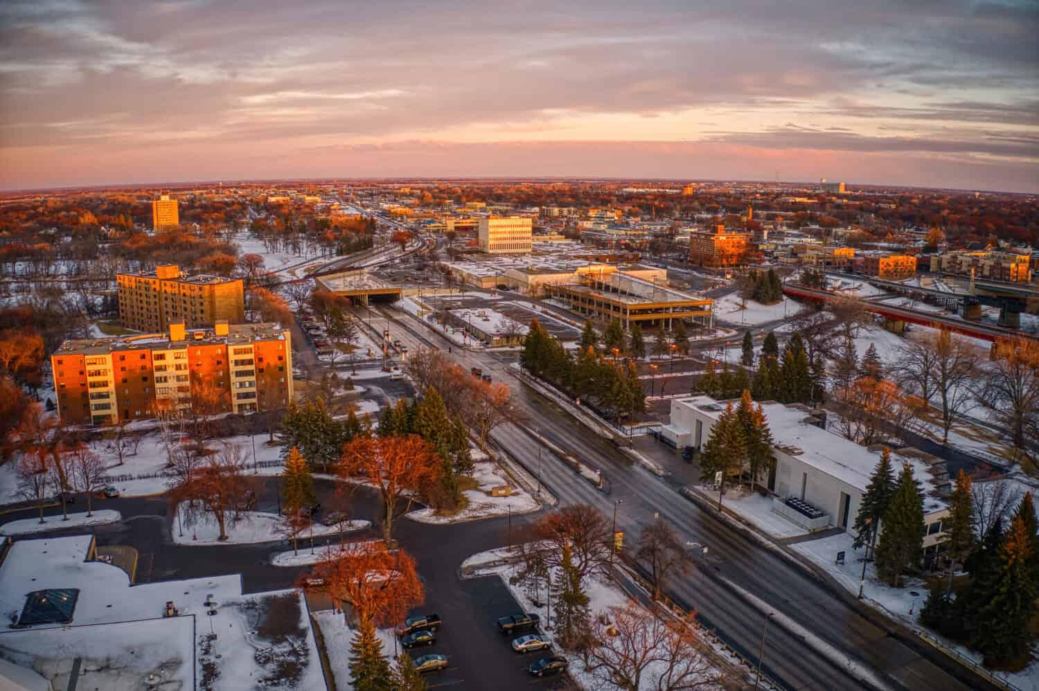 Vista aerea del centro di Moorhead, Minnesota al crepuscolo