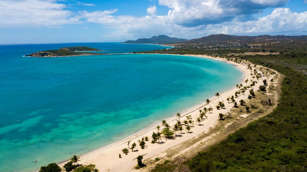 Bella spiaggia di Sun Bay con piccole barche da pesca e gente che si rilassa situata sull'isola tropicale caraibica di Vieques Puerto Rico