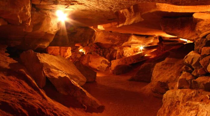 Incredibili formazioni di grotte sotterranee di Rickwood Caverns in Alabama