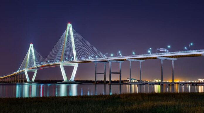 Il ponte Arthur Ravenel Jr. illuminato di notte a Charleston nella Carolina del Sud.